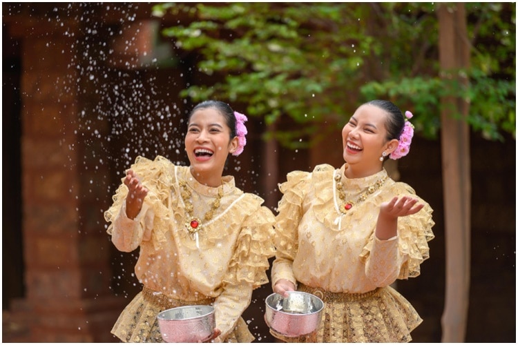 ผู้หญิง 2 คนกำลังเล่นน้ำสงกรานต์