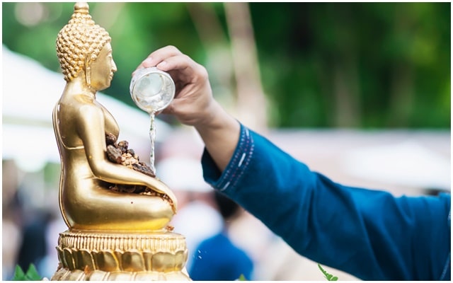 พิธีสรงน้ำพระเนื่องในวันสงกรานต์