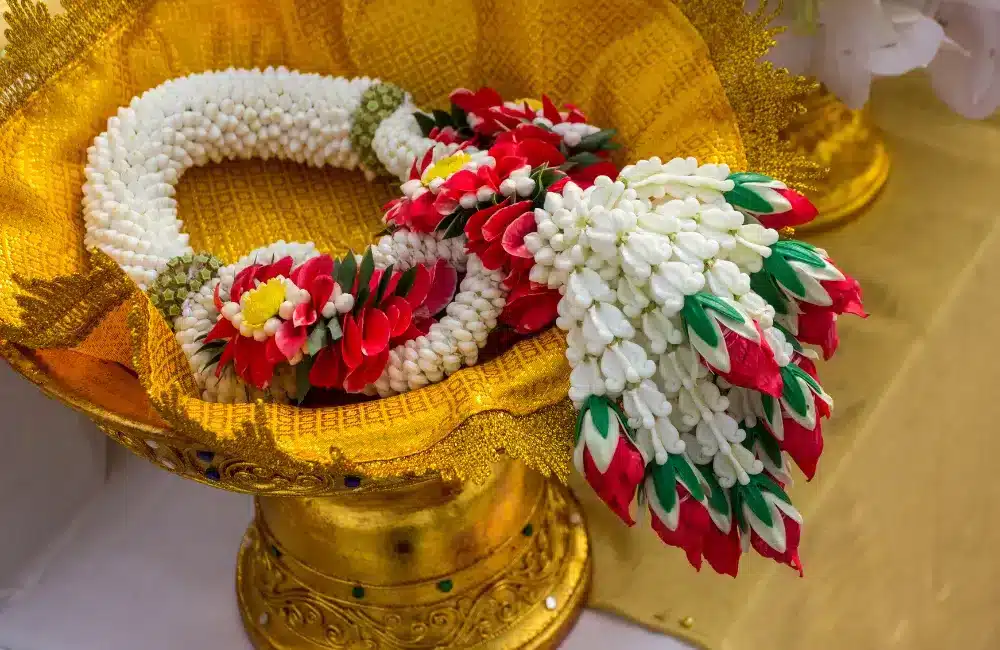 พานเตรียมของไหว้เพื่อพิธีเจิมรถ