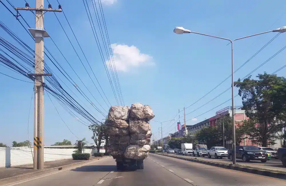 รถกระบะที่บรรทุกสิ่งของออกนอกตัวรถ