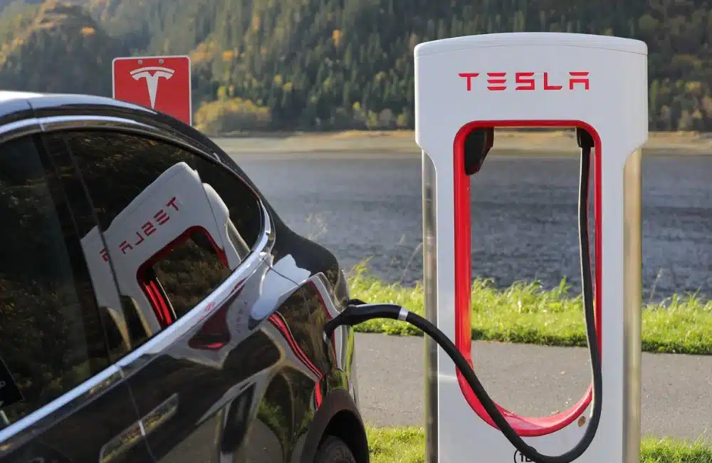 จุดเด่นของ Tesla Model Y 2025 เมื่อเทียบกับคู่แข่งในตลาด